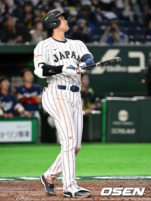 [OSEN=도쿄(일본), 손용호 기자] 7일 일본 도쿄돔에서 2026 월드베이스볼클래식(WBC) 조별리그 C조 대한민국과 일본의 경기가열렸다.한국은 잠수함 고영표, 일본은 좌완 기쿠치 유세이를 선발로 내세웠다. WBC에서 2006년 4강, 2009년 준우승을 차지한 한국은 이후 3개 대회(2013년, 2017년, 2023년)에서 연달아 1라운드를 통과하지 못하고 있다. 이번 대회에서는 8강 토너먼트 복귀를 목표로 대회에 임하고 있다. 지난 5일 체코와의 첫 경기에서는 11-4로 대승을 거두며 좋은 출발을 했다.3회말 1사에서 일본 오타니 쇼헤이가 동점 우중월 솔로포 타구를 바라보고 있다. 2026.03.07/spjj@osen.co.kr