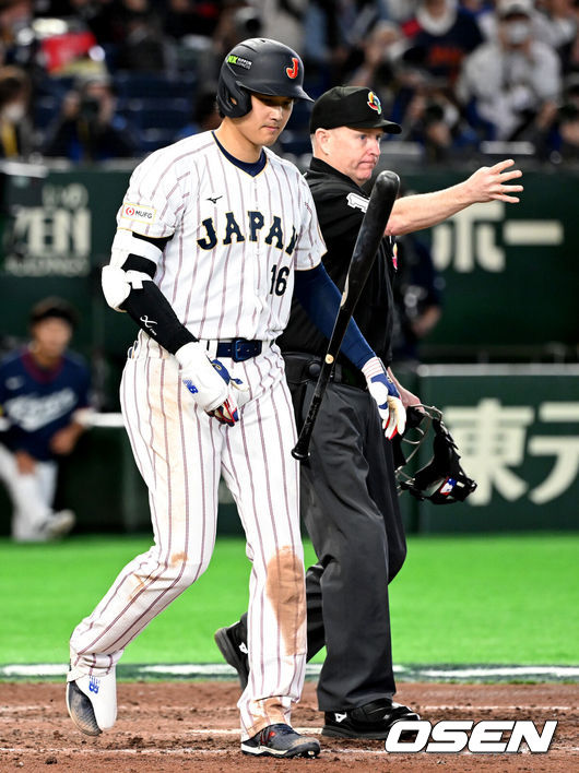 [OSEN=도쿄(일본), 손용호 기자] 7일 일본 도쿄돔에서 2026 월드베이스볼클래식(WBC) 조별리그 C조 대한민국과 일본의 경기가열렸다.한국은 잠수함 고영표, 일본은 좌완 기쿠치 유세이를 선발로 내세웠다. WBC에서 2006년 4강, 2009년 준우승을 차지한 한국은 이후 3개 대회(2013년, 2017년, 2023년)에서 연달아 1라운드를 통과하지 못하고 있다. 이번 대회에서는 8강 토너먼트 복귀를 목표로 대회에 임하고 있다. 지난 5일 체코와의 첫 경기에서는 11-4로 대승을 거두며 좋은 출발을 했다.7회말 2사 3루에서  일본 오타니가 자동 고의 4구로 출루하고 있다. 2026.03.07/spjj@osen.co.kr