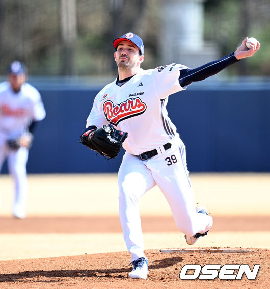 [OSEN=이천, 이대선 기자] 13일 경기도 이천 베어스파크에서 ‘2026 신한 SOL KBO리그’ 시범경기 두산 베어스와 키움 히어로즈의 경기가 열렸다. 1회초 무사에서 두산 선발투수 잭로그가 역투하고 있다. 2026.03.13 /sunday@osen.co.kr