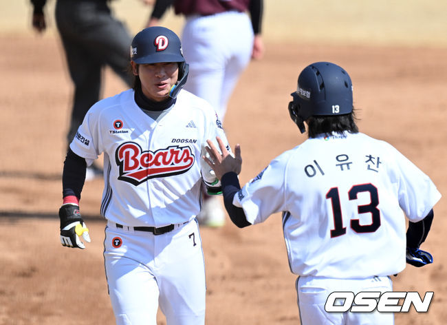 [OSEN=이천, 이대선 기자] 13일 경기도 이천 베어스파크에서 ‘2026 신한 SOL KBO리그’ 시범경기 두산 베어스와 키움 히어로즈의 경기가 열렸다. 5회말 2사 3루에서 두산 박찬호가 우전 적시타를 치고 이유찬과 교체되고 있다. 2026.03.13 /sunday@osen.co.kr