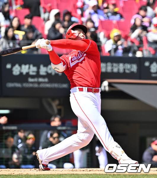 [OSEN=광주, 민경훈 기자] 13일 광주기아챔피언스필드에서 2026 신한 SOL KBO리그 시범경기 KIA 타이거즈와 SSG 랜더스의 경기가 열렸다.시범경기는 오늘(12일)부터 오는 24일까지 진행되며, 각 팀이 12경기씩 치러 총 60경기가 펼쳐진다.2회초 SSG 선두타자로 나온 김재환이 우월 솔로 홈런을 때리고 있다. 2026.03.13 / rumi@osen.co.kr