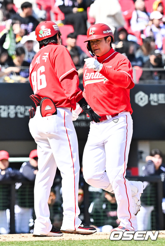 [OSEN=광주, 민경훈 기자] 13일 광주기아챔피언스필드에서 2026 신한 SOL KBO리그 시범경기 KIA 타이거즈와 SSG 랜더스의 경기가 열렸다.시범경기는 오늘(12일)부터 오는 24일까지 진행되며, 각 팀이 12경기씩 치러 총 60경기가 펼쳐진다.2회초 SSG 선두타자로 나온 김재환이 우월 솔로 홈런을 때린 후 홈을 밟고 있다. 2026.03.13 / rumi@osen.co.kr