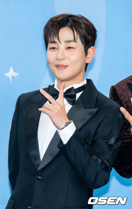 [OSEN=박준형 기자] 2025 KBS 연예대상이 20일 오후 서울 여의도 KBS 신관 공개홀에서 진행됐다.이날 가수 이찬원, 배우 이민정, 코미디언 문세윤이 MC를 맡았다. 시청자들의 사전 선호도 조사와 생방송 문자 투표로 결정되는 ‘최고의 프로그램상’은 ‘2025 KBS 연예대상’의 하이라이트로 손꼽힌다. 올해는 ‘개그콘서트’, ‘1박 2일’, ‘불후의 명곡’, ‘슈퍼맨이 돌아왔다’, ‘살림하는 남자들’, ‘사장님 귀는 당나귀 귀’, ‘신상출시 편스토랑’, ‘더 시즌즈’까지 총 8팀이 후보에 올랐다.1박 2일 딘딘이 포즈를 취하고 있다.     2025.12.20 / soul1014@osen.co.kr