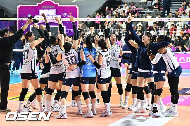 [OSEN=삼산월드체(인천), 박준형 기자] 한국도로공사가 8년 만에 정규리그 1위를 확정했다. 한국도로공사 선수들이 우승 기쁨을 나누고 있다. 2026.03.13 / soul1014@osen.co.kr