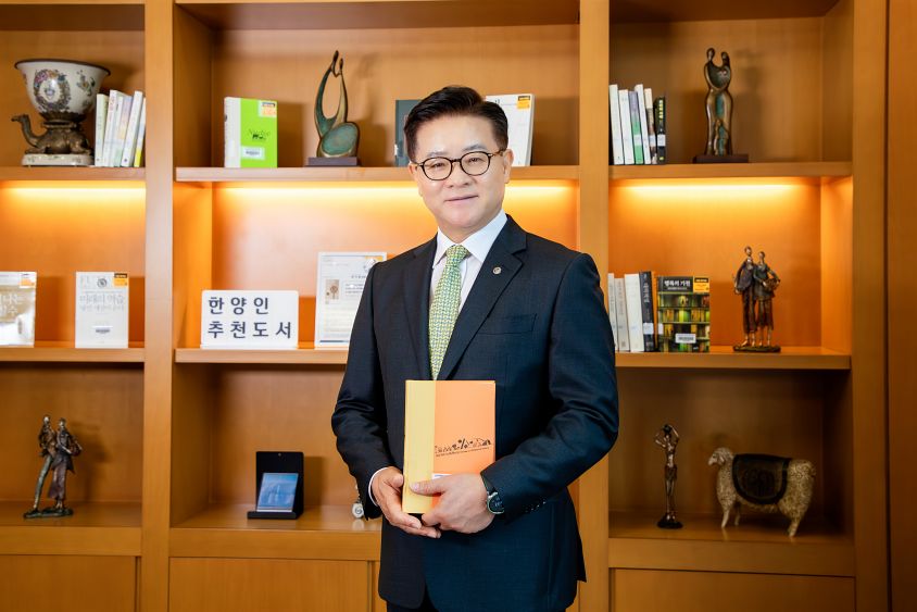 신입생을 위한 도서를 추천하고 있는 한양대학교 이기정 총장