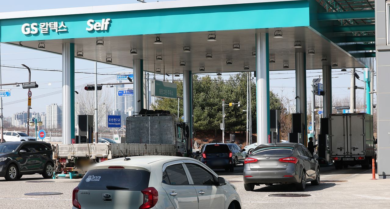 석유 제품에 대한 가격 상한제(최고가격제) 시행 첫날인 13일 경기 화성시 동탄구의 한 주유소가 주유 차량으로 붐비고 있다. 뉴스1