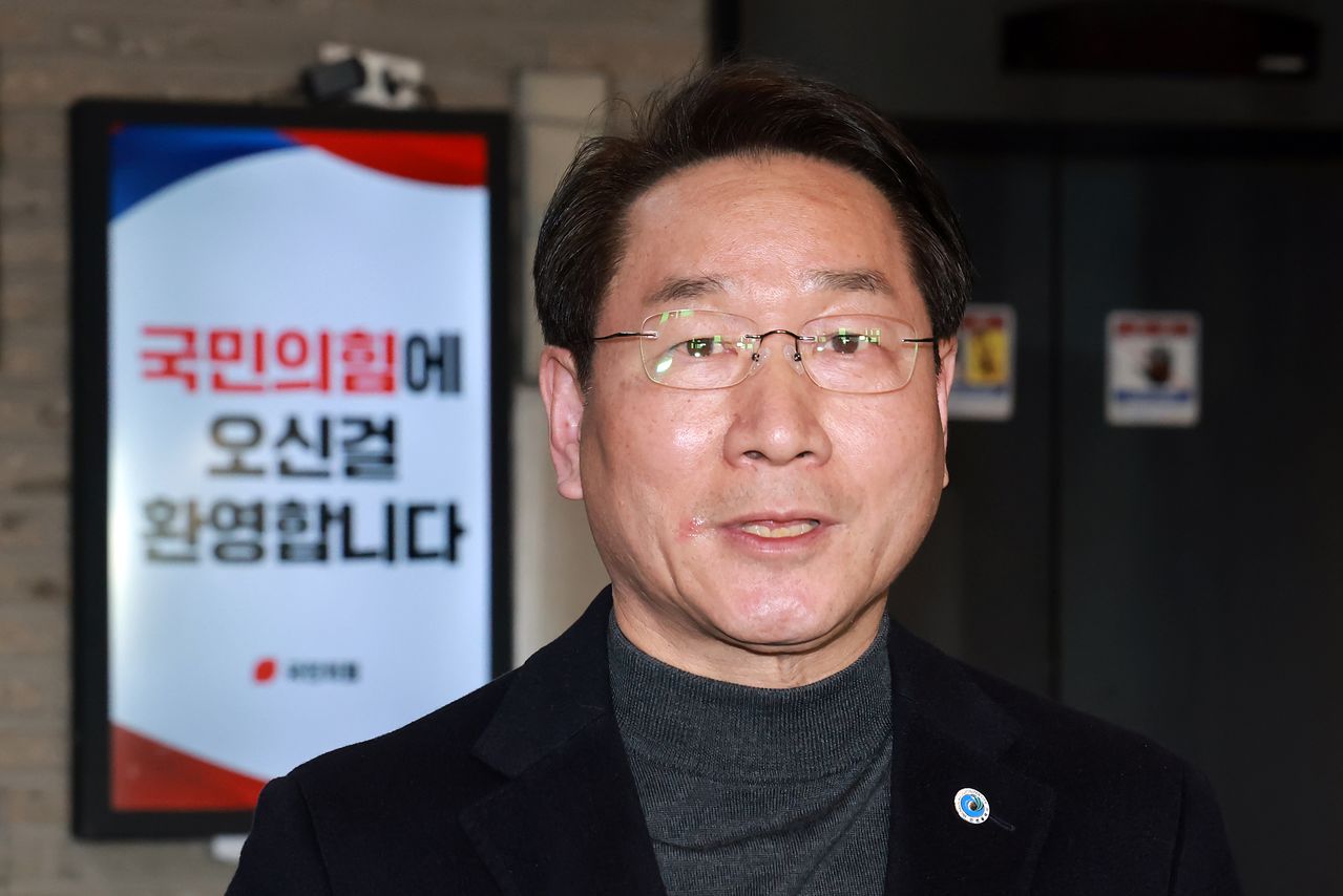 6·3 지방선거 국민의힘 인천시장 후보인 유정복 인천시장이 13일 서울 영등포구 여의도 중앙당사 로비에서 이정현 공천관리위원장의 사퇴, 오세훈 서울시장의 공천 미신청 등 당내 혼란 상황에 관해 입장을 밝히고 있다. 연합뉴스