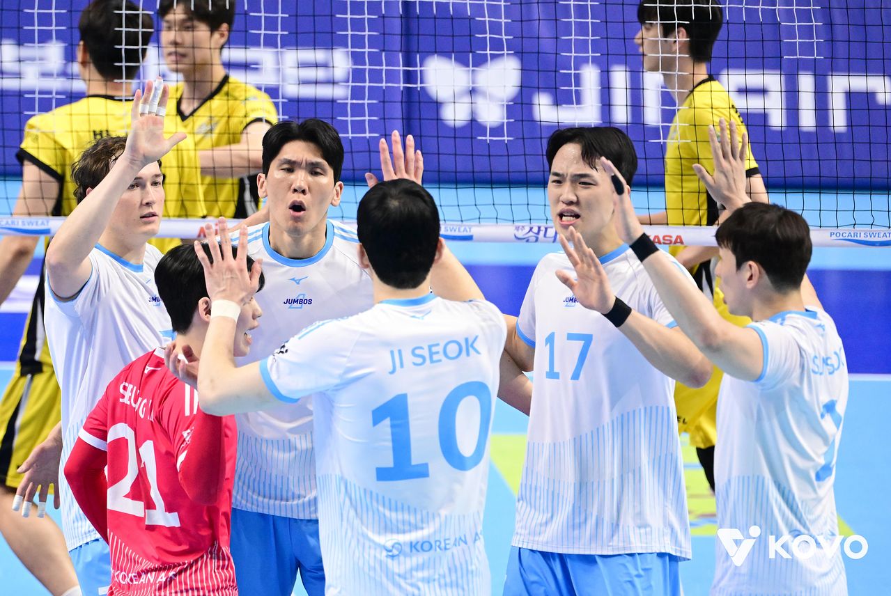 '임동혁 19점' 대한항공, KB손보 꺾고 '챔프전 직행 보인다'   (서울=연합뉴스) 남자 프로배구 선두 대한항공이 KB손해보험을 꺾고 2위 현대캐피탈과 챔피언결정전 직행 경쟁에서 유리한 고지를 차지했다.   대한항공은 12일 인천 계양체육관에서 열린 진에어 2025-2026 V리그 홈경기에서 19점을 뽑은 임동혁을 앞세워 KB손해보험을 세트 점수 3-0(25-18 25-20 27-25)으로 완파했다. 사진은 이날 경기에서 득점한 뒤 기뻐하는 대한항공 선수들. 2026.3.12 [한국배구연맹 제공. 재판매 및 DB 금지]   photo@yna.co.kr (끝)  〈저작권자(c) 연합뉴스, 무단 전재-재배포, AI 학습 및 활용 금지〉