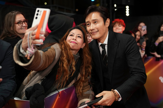 배우 이병헌이 지난해 10월 런던 영화제에서 열린 '어쩔수가없다' 시사회에 참석했다. [AP=연합뉴스]