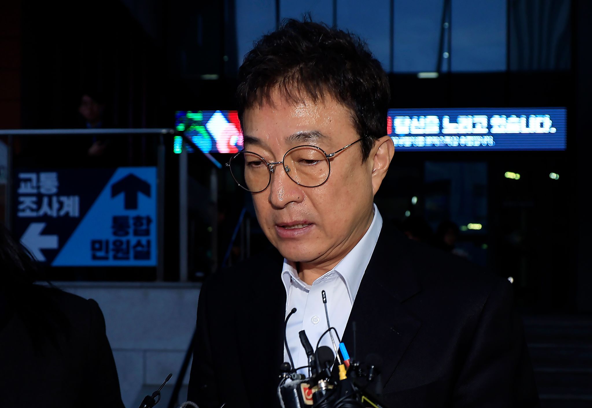 배우 이재룡이 지난 10일 오후 서울 강남경찰서 교통조사계에서 피의자 신분으로 조사를 받고 나오고 있다. 뉴스1