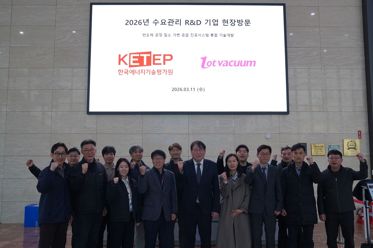 한국에너지기술평가원 이승재 원장(앞줄 가운데)은 3월 11일 경기도 오산의 엘오티베큠 연구현장을 찾아, 협력 방안을 논의했다.