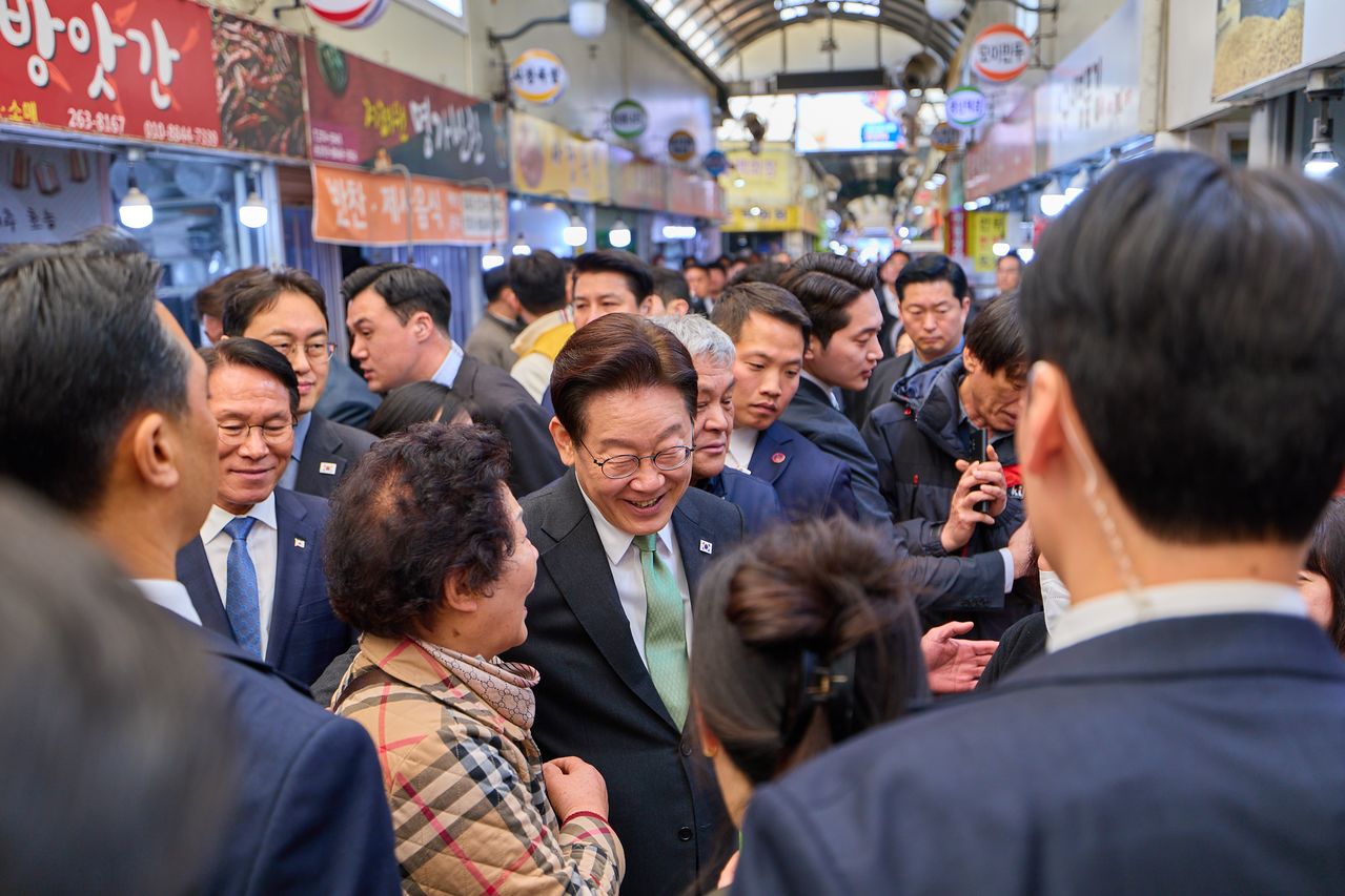 이재명 대통령이 13일 충북 청주 사창시장을 방문해 상인들과 대화하고 있다. 뉴스1