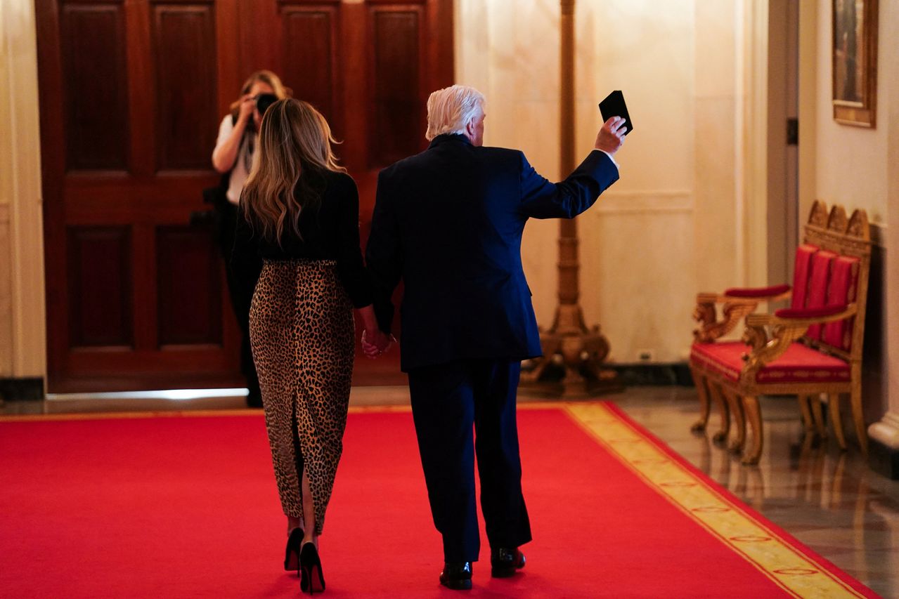 도널드 트럼프 미국 대통령과 멜라니아 여사가 12일(현지시간) 미국 워싱턴 D.C. 백악관에서 열린 여성 역사의 달 행사를 마친뒤 자리를 떠나고 있다. 로이터=연합뉴스