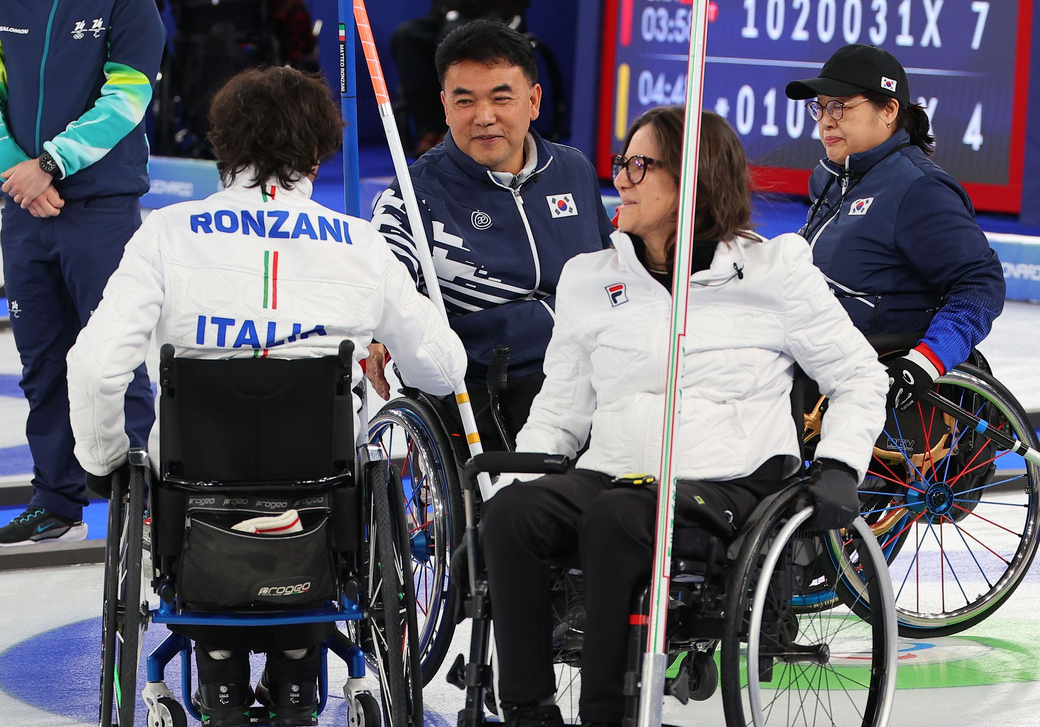 12일(현지시간) 이탈리아 코르티나 컬링 올림픽 스타디움에서 열린 2026 밀라노·코르티나담페초 동계 패럴림픽 휠체어컬링 혼성 4인조 예선 대한민국 대 이탈리아의 경기. 승리를 거둔 대한민국 대표팀의 차진호, 방민자선수가 이탈리아 선수들과 인사를 나누고 있다. 연합뉴스