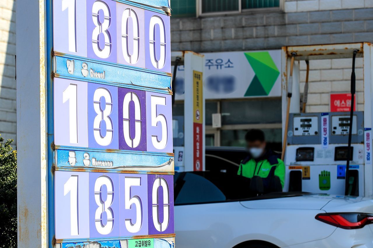석유 최고가격제 시행 첫날인 13일 제주 시내 한 주유소 가격 안내판에 유가 정보가 게시되고 있다. 뉴시스