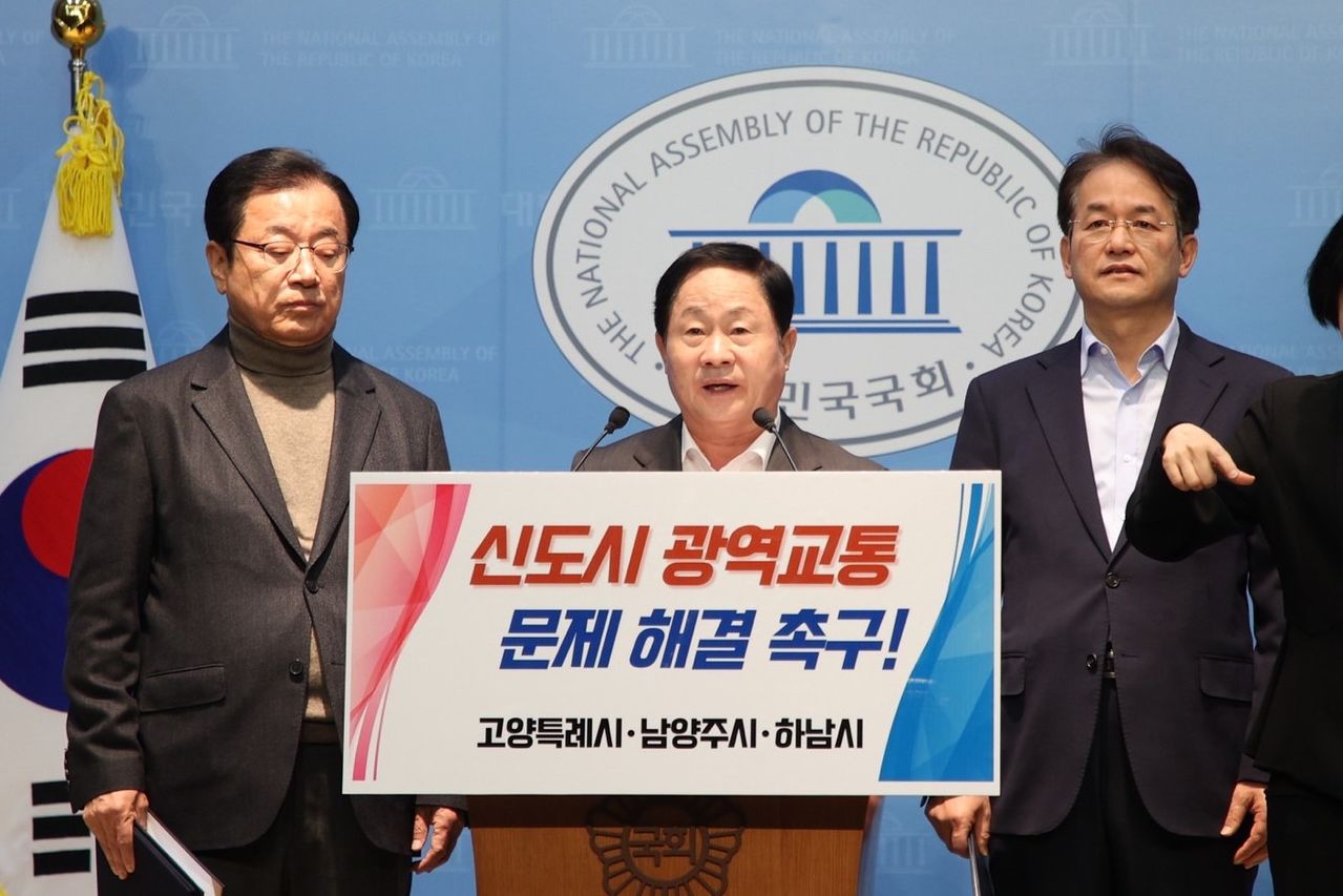 국민의힘 소속 이현재 하남시장, 주광덕 남양주시장, 이동환 고양시장(왼쪽부터)은 13일 국회 소통관에서 3기 신도시 광역교통 문제 해결을 위한 공동 건의문을 발표했다. 사진 남양주시