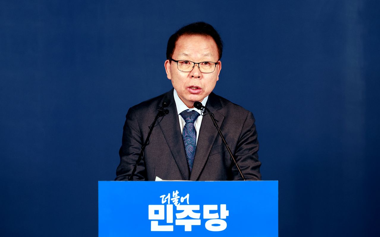 김이수 중앙당 공천관리위원장이 13일 서울 여의도 더불어민주당 중앙당사에서 공천 관련 심사 결과를 발표하고 있다.뉴스1