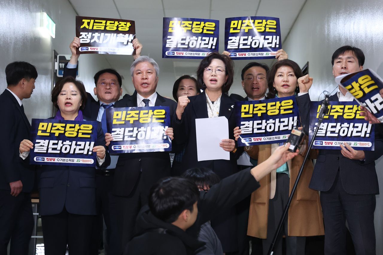 개혁진보 4당 의원들이 13일 서울 여의도 국회에서 열린 정치개혁특별위원회 전체회의에 앞서 송기현 위원장에게 항의하고 있다. 뉴스1