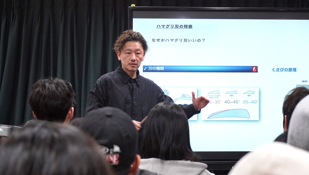 ▲정화예대 명동캠퍼스 바버실습실에서 다카하시 신이치 HIKARI 대표이사의 커트 기술 세미나가 진행되고 있다.