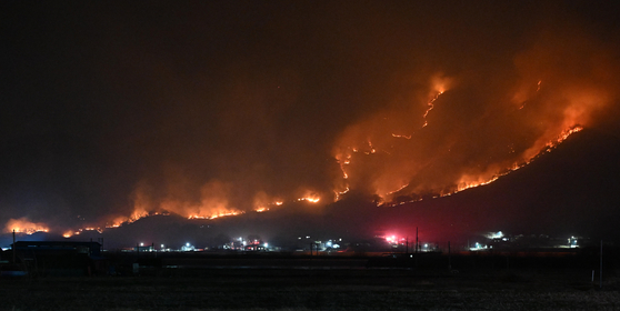 지난해 3월 22일 경남 산청군 시천면에서 시작된 산불이 산청군 단성면 자양리와 하동군 옥종면 두양리 경계 지점까지 번져 불타고 있다. 송봉근 기자