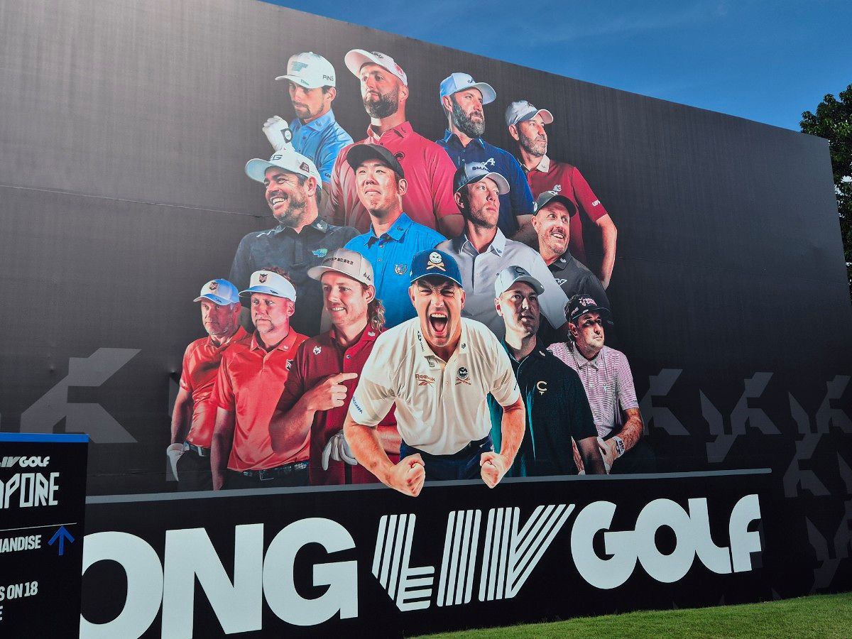 센토사 골프장에 설치된 LIV 골프 싱가포르 대회 대형 홍보물. 앞줄 가운데 주먹을 불끈 쥐고 포효하는 선수가 브라이슨 디섐보다. 성호준 기자