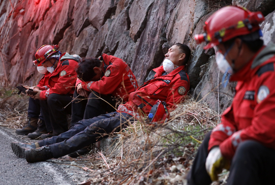 지난해 3월 27일 경남 산청·하동 산불 일주일 째를 맞아 지리산과 인접한 산청군 시천면 동당마을 일대에서 산청군 소속 산불진화대원들이 산불 진화 작업 중 지쳐 잠들어 있다. 뉴스1