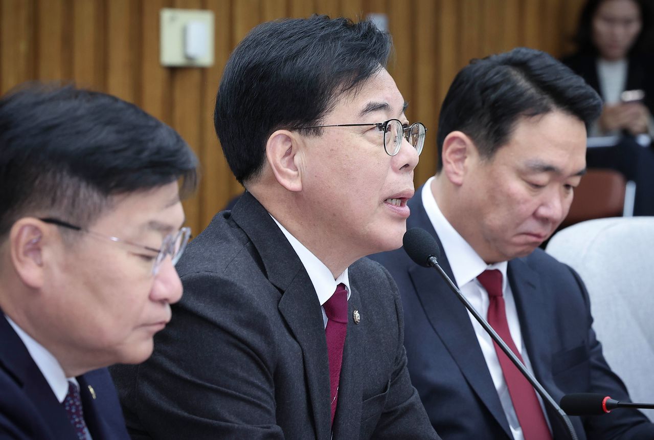 송언석 국민의힘 원내대표(가운데)가 13일 국회에서 열린 원내대책회의에서 발언하고 있다. 임현동 기자
