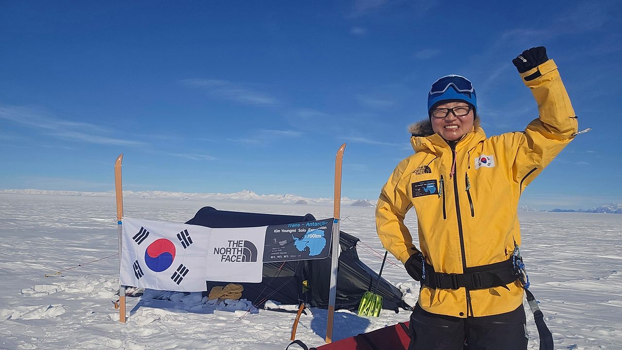 남극 대륙 단독 횡단에 성공한 뒤 기념 촬영을 하고 있는 김영미 대장. 사진 영원아웃도어 노스페이스