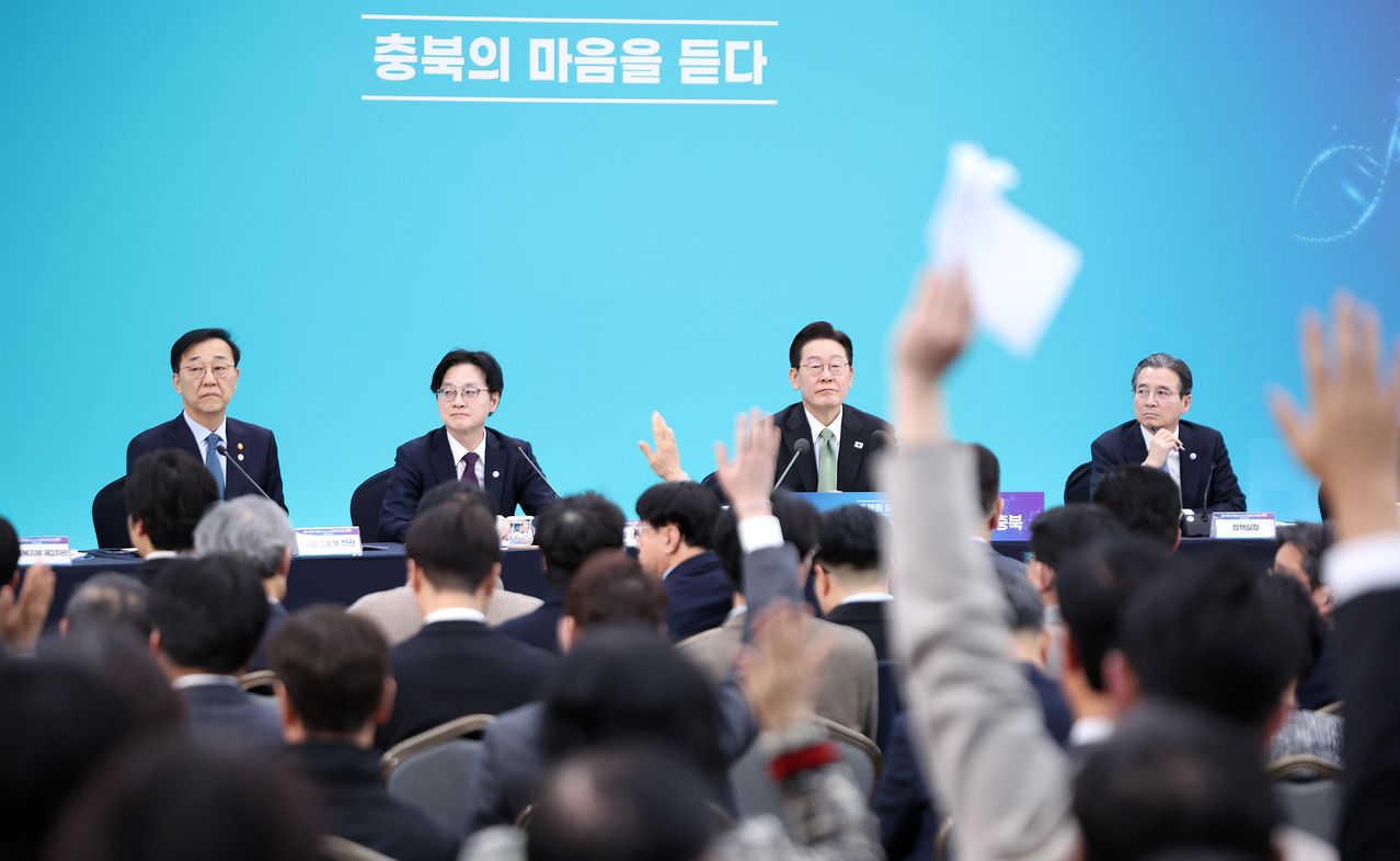 이재명 대통령이 13일 충북 청주오스코에서 열린 '충북의 마음을 듣다' 타운홀미팅에서 참석자 질문을 받고 있다. 뉴시스