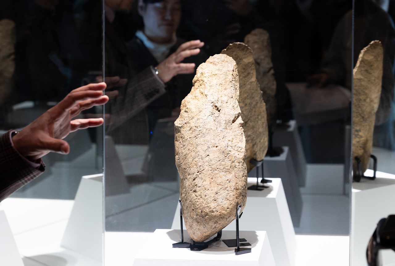 12일 경기 연천 전곡선사박물관서 공개된 세계 최대 구석기 주먹찌르개(양면석기). 우상조 기자