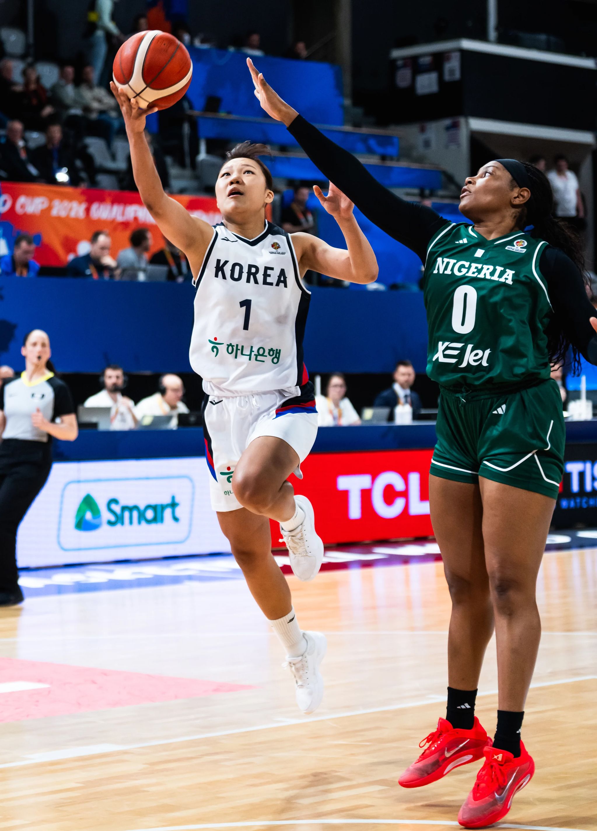 여자농구대표팀 박지현(왼쪽)이 12일(한국시간) 프랑스 빌뢰르반의 아스트로발에서 열린 2026 FIBA 여자 농구 월드컵 최종예선 A조 2차전 나이지리아와의 경기에서 레이업슛을 시도하고 있다. 사진 FIBA