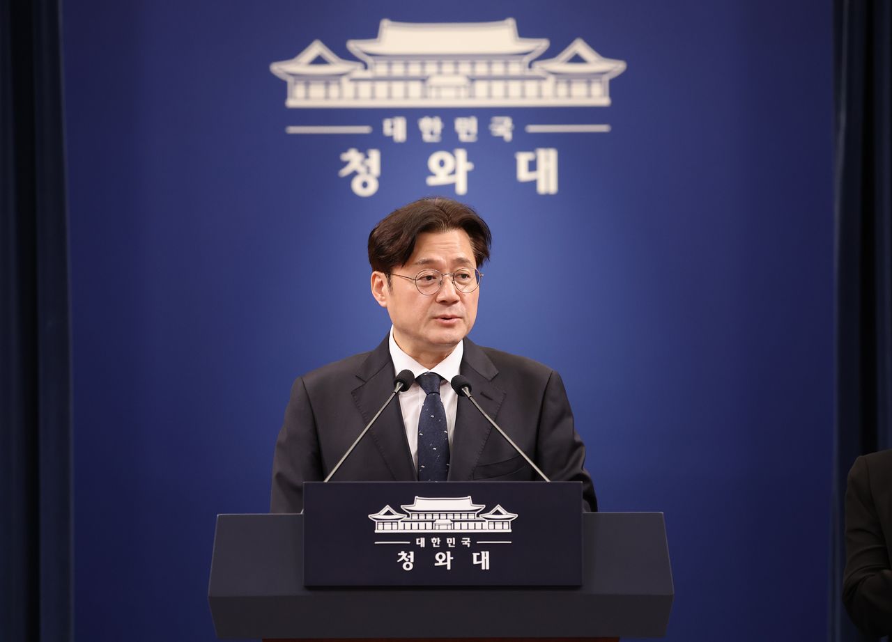 홍익표 청와대 정무수석이 지난달 12일 청와대 춘추관 브리핑룸에서 대통령과 여야 양당대표 오찬회동 취소 관련 브리핑을 하고 있다. 연합뉴스