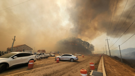2023년 4월 충남 홍성에서 산불이 발생해 도로를 덮치자 주행하던 차량들이 유턴하며 산불을 피하고 있다. 신진호 기자