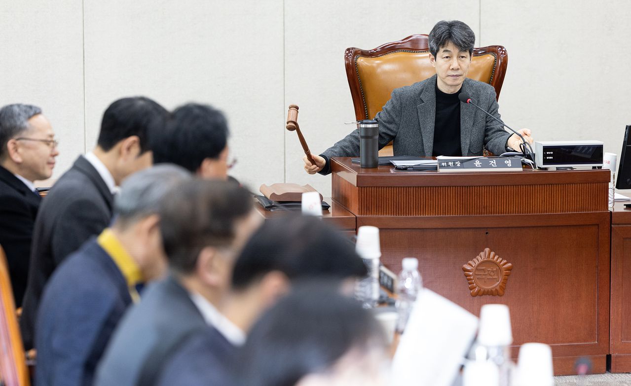 지난달 23일 서울 여의도 국회에서 열린 제432회국회(임시회) 정치개혁특별위원회 법안심사제1소위원회에서 윤건영 소위원장이 의사봉을 두드리고 있다. 뉴스1