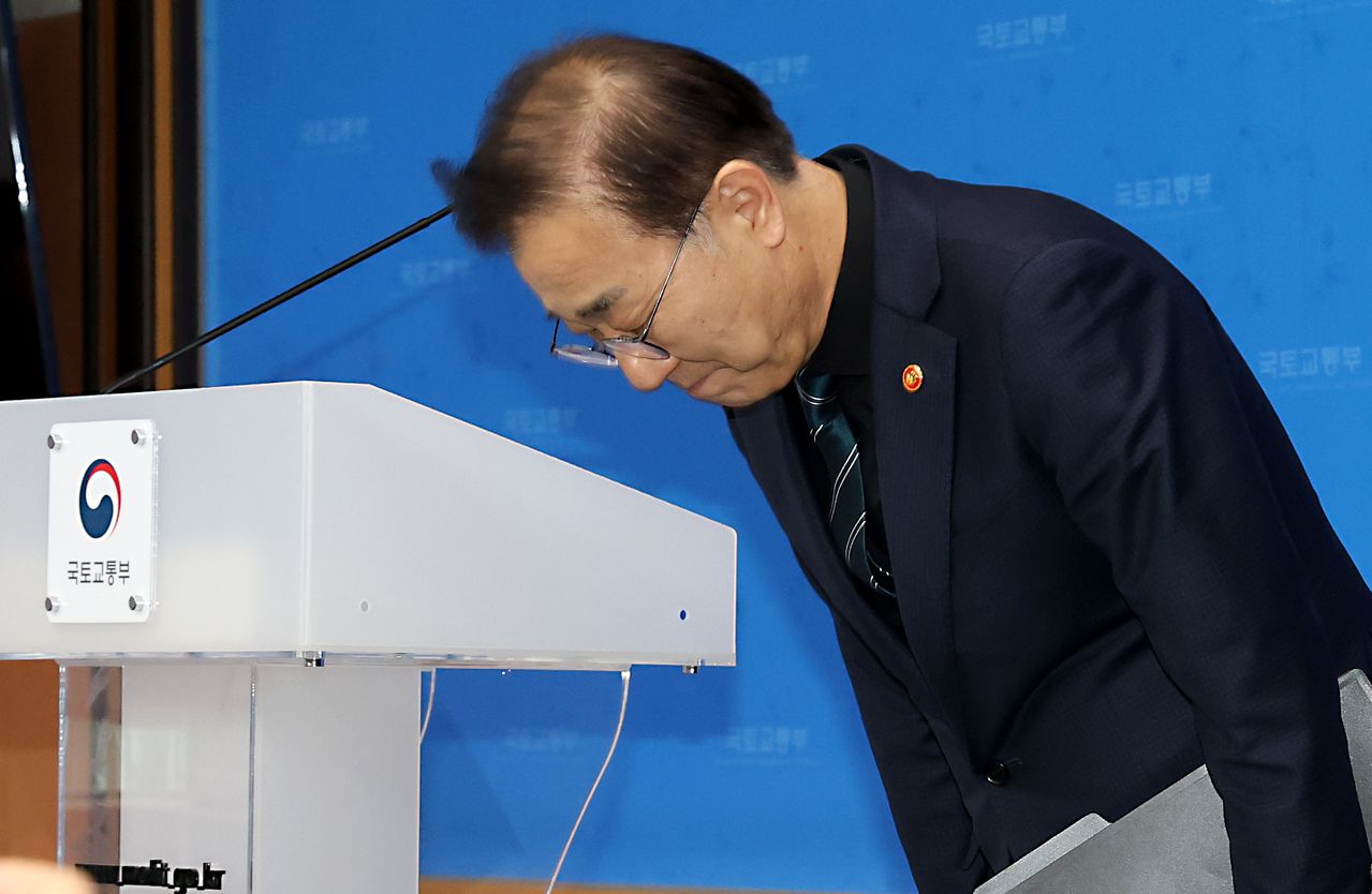 김윤덕 국토교통부 장관이 지난 9일 세종시 정부세종청사에서 12.29 여객기참사 이후 무안공항 항공기 잔해물 추가 조사 과정에서 희생자들의 유해와 유류품이 추가로 발견되면서 유가족들에게 사과 브리핑을 마친 고개 숙여 인사하고 있다. 뉴스1