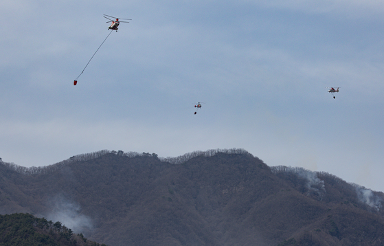 지난해 3월 28일 오전 경남 산청군 구곡산 일대에서 산불 진화 헬기가 진화 작업을 벌이고 있다. 뉴스1