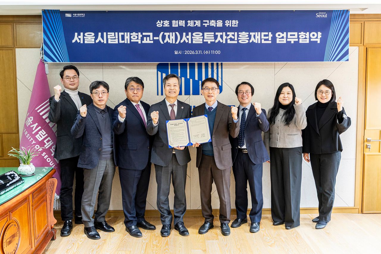 △ 왼쪽부터 서울시립대학교 이종환 기획처장, 이문규 연구처장, 박훈 대외협력부총장, 원용걸 총장, (재)서울투자진흥재단 이지형 이사장, 문경일 경영전략팀장, 강민정 기업유치팀장, 서울시립대학교 김정연 인공지능융합대학 부학장