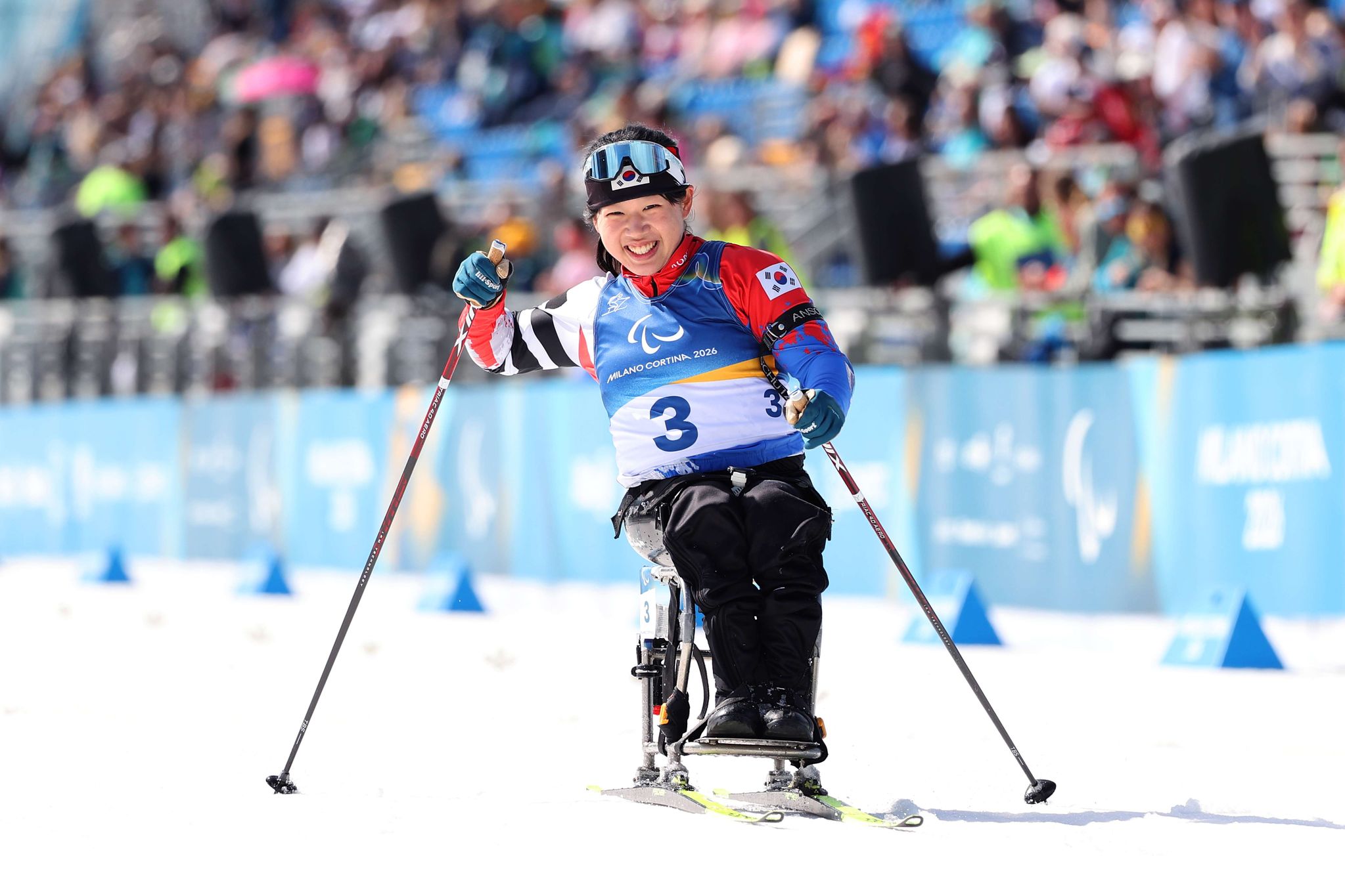 13일(현지시간) 이탈리아 테세로 크로스컨트리 스타디움에서 열린 2026 밀라노·코르티나담페초 동계 패럴림픽 바이애슬론 여자 스프린트 추적 좌식 결선에서 김윤지가 결승선을 통과하고 있다. 사진 대한장애인체육회