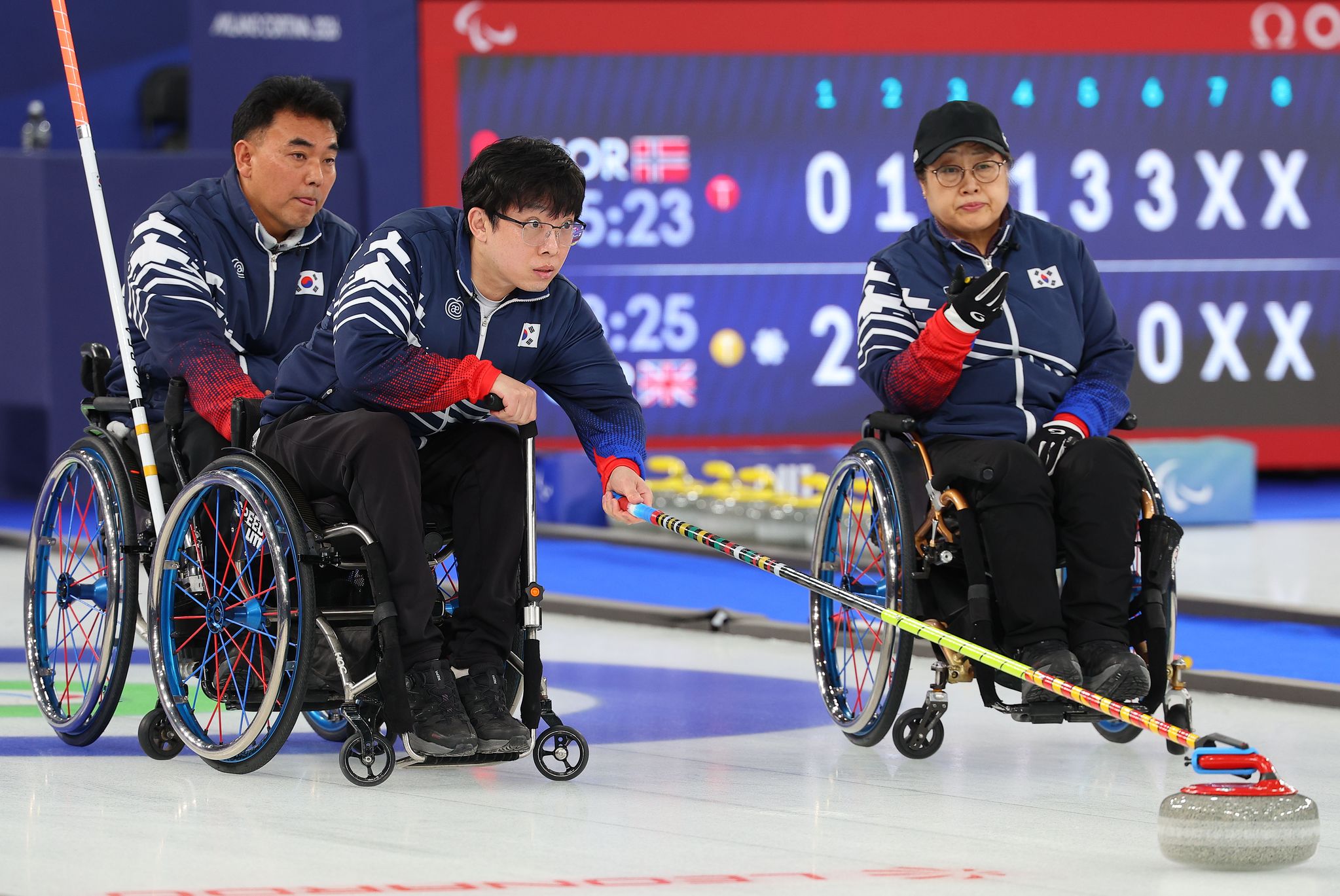 12일(현지시간) 이탈리아 코르티나 컬링 올림픽 스타디움에서 열린 2026 밀라노·코르티나담페초 동계 패럴림픽 휠체어컬링 혼성 4인조 예선 대한민국 대 이탈리아의 경기. 대한민국 대표팀의 남봉광 선수가 스톤을 밀고 있다. 연합뉴스
