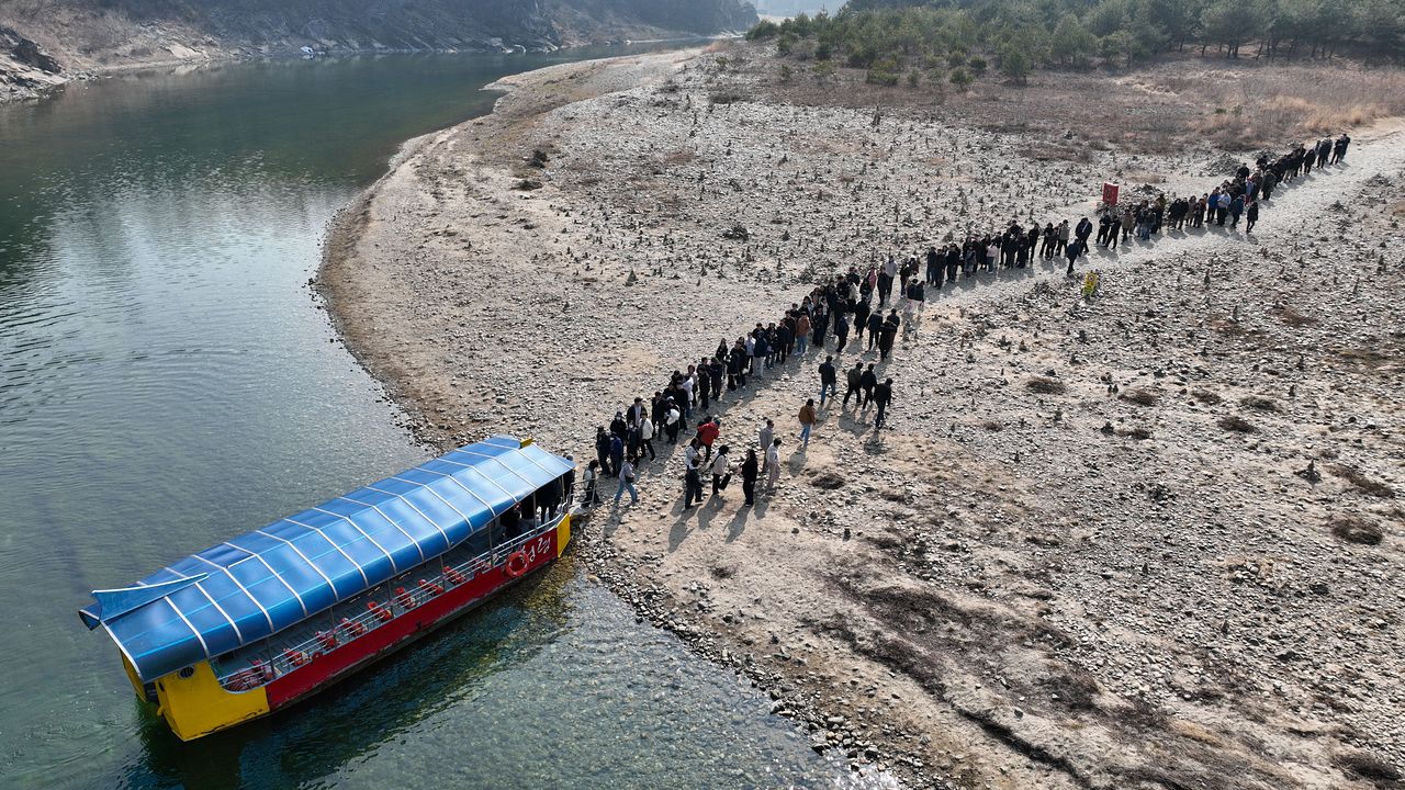 영화 ‘왕과 사는 남자’의 역사적 배경이 된 강원도 영월 청령포에서 지난 10일 관람객들이 배를 타기 위해 줄을 서고 있다. 김종호 기자