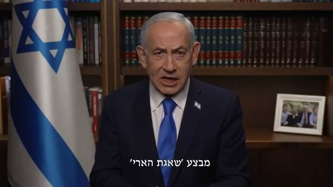 베냐민 네타냐후 이스라엘 총리는 지난달 28일(현지시간) 소셜미디어 X(옛 트위터)에 공개한 대국민 연설을 하고 있다. 사진 엑스