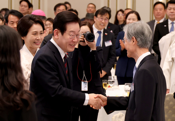 이재명 대통령이 지난 1월 2일 청와대 영빈관에서 열린 2026년 신년인사회에서 조희대 대법원장과 악수하고 있다. [청와대사진기자단] 