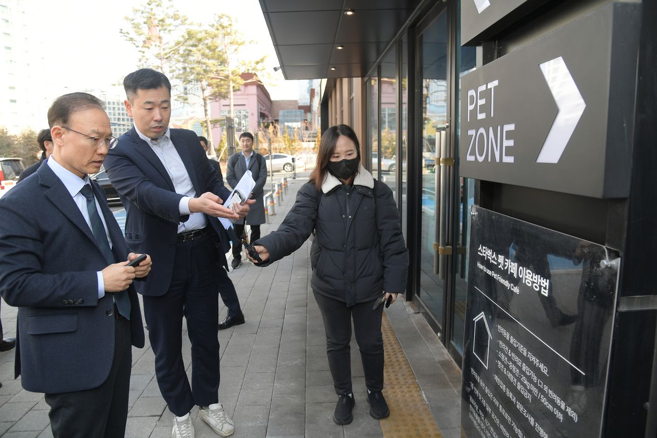 김용재 식품의약품안전처 차장이 4일 경기도 구리 스타벅스 구리갈매DT점을 방문해 반려동물 동반출입 음식점의 운영 현황을 확인하고 있다. 사진 식품의약품안전처