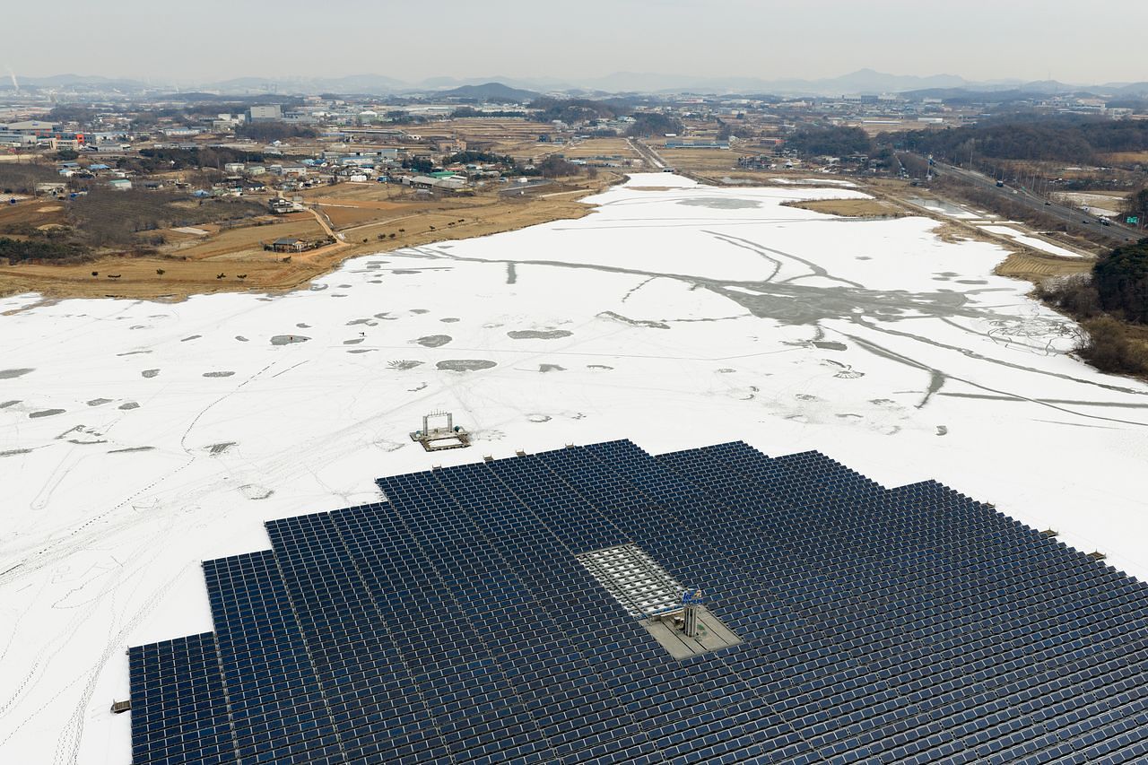 지난 1월 26일 경기도 화성시 멱우지에 설치된 수상태양광발전소 주변이 얼어 눈으로 덮여 있다. 연합뉴스