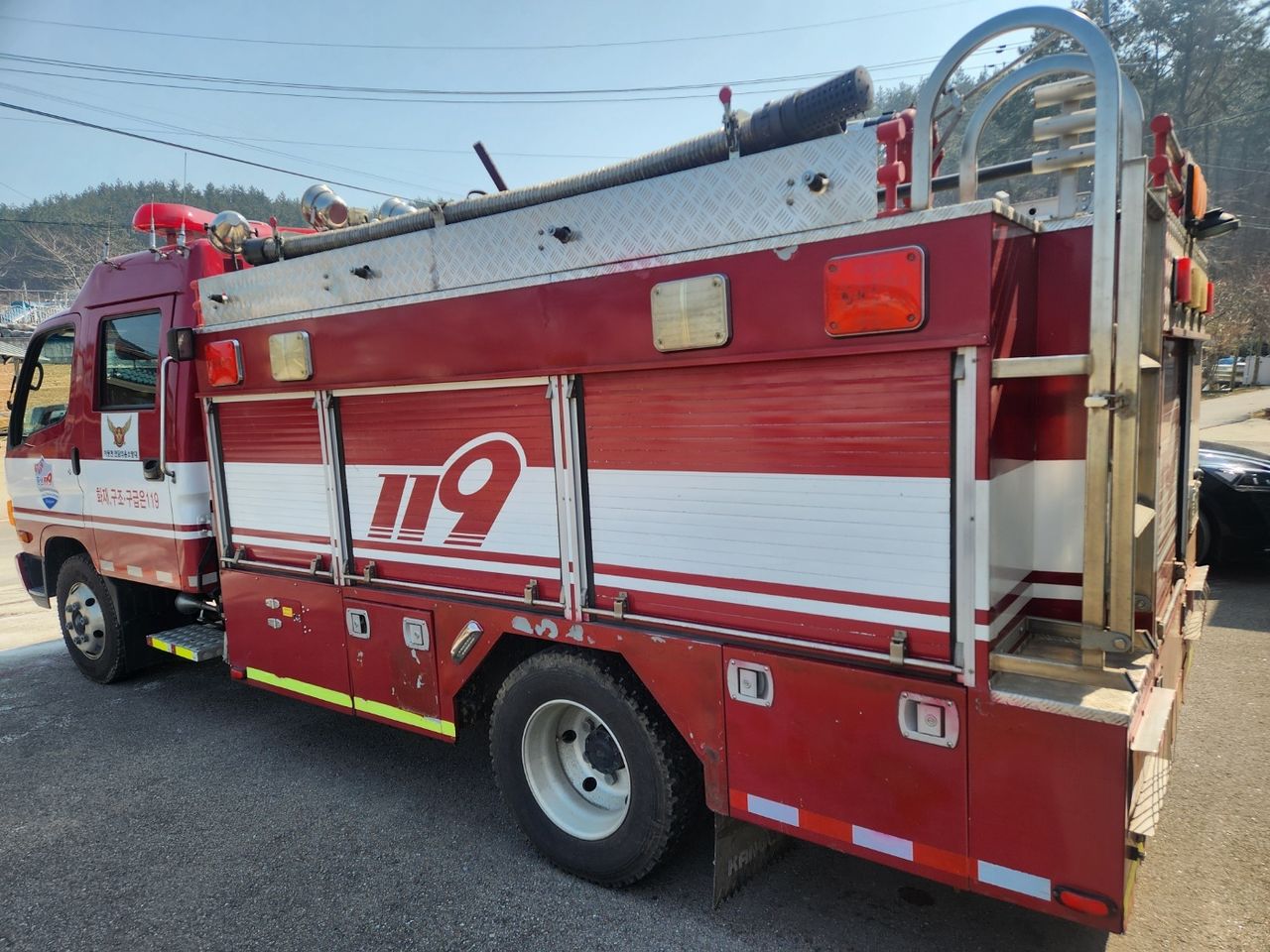 충남 태안소방서 원북119안전센터에 배치된 한 소방펌프차. 군데군데 녹슬고 칠이 벗겨졌지만 14년째 사용 중이다. [사진 태안소방서]