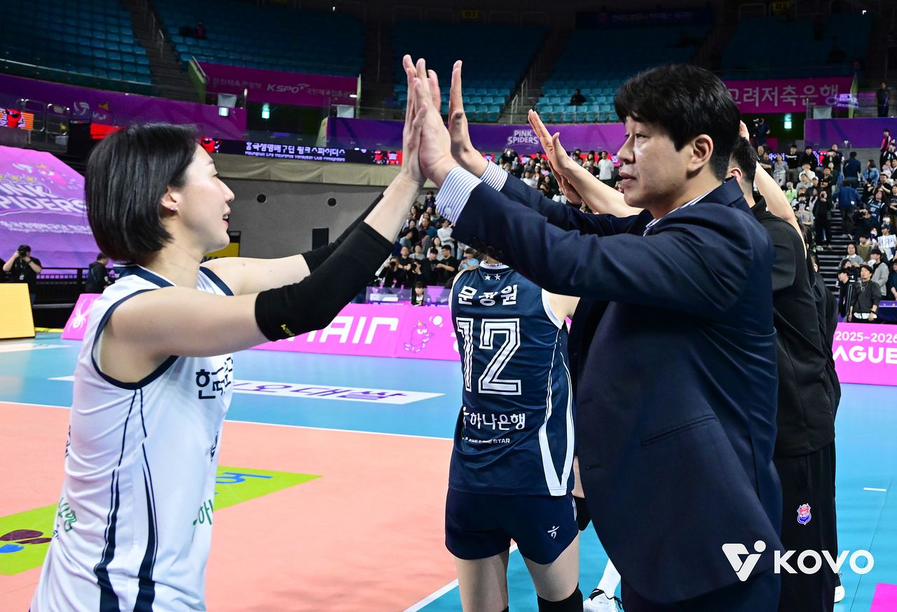 도로공사를 정규리그 1위로 이끈 김종민 감독(오른쪽)이 황연주와 하이파이브를 하고 있다. 사진 한국배구연맹