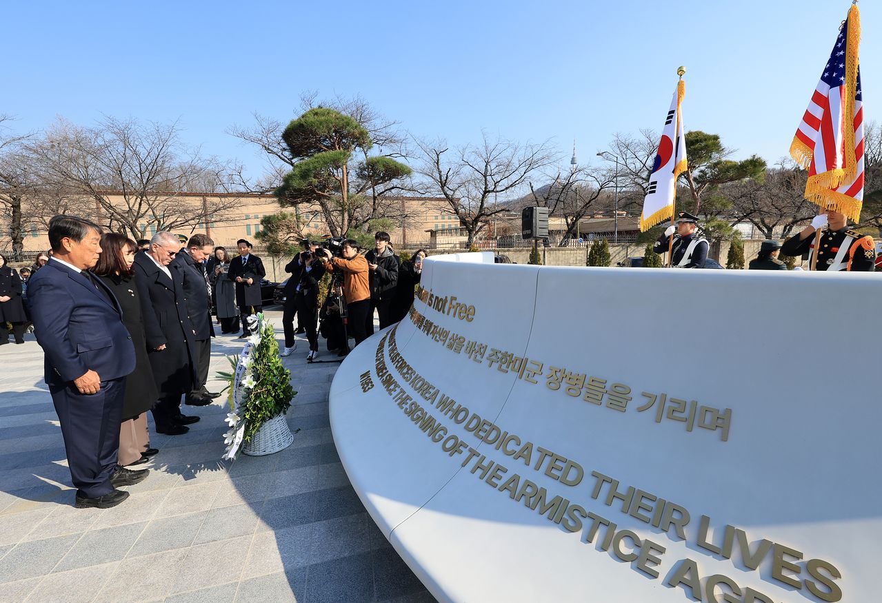 강윤진 국가보훈부 차관과 마이클 디솜브레 미 국무부 동아시아·태평양 차관보 등이 13일 서울 용산 전쟁기념관에 조성된 주한미군 전사자·실종자 추모비에 헌화한 뒤 묵념하고 있다. 뉴스1