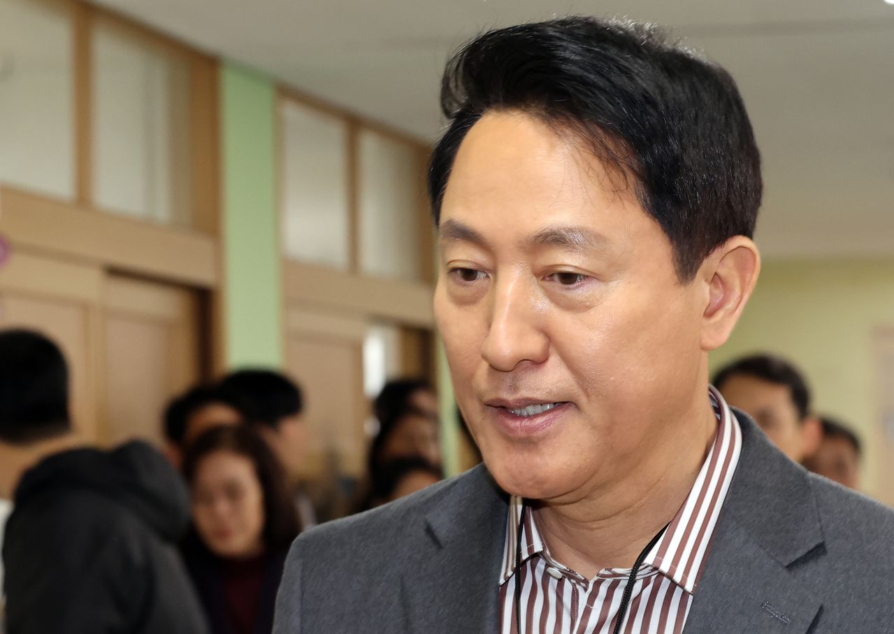 오세훈 서울시장이 13일 서울의 한 초등학교를 방문해 초등안심벨 안전교육 모습을 지켜본 뒤 교실을 나서고 있다. 연합뉴스