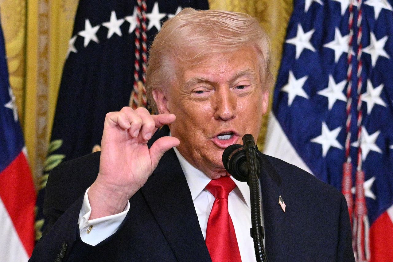 도널드 트럼프 미국 대통령이 12일(현지시간) 워싱턴 백악관에서 열린 여성의 달 역사 행사에서 연설하고 있다. 트럼프 대통령은 유가 인상에 따른 부정 여론이 급격히 확대되는 가운데, 기름값은 "평화를 위한 아주 작은 대가"라는 주장을 이어가고 있다. AFP=연합뉴스