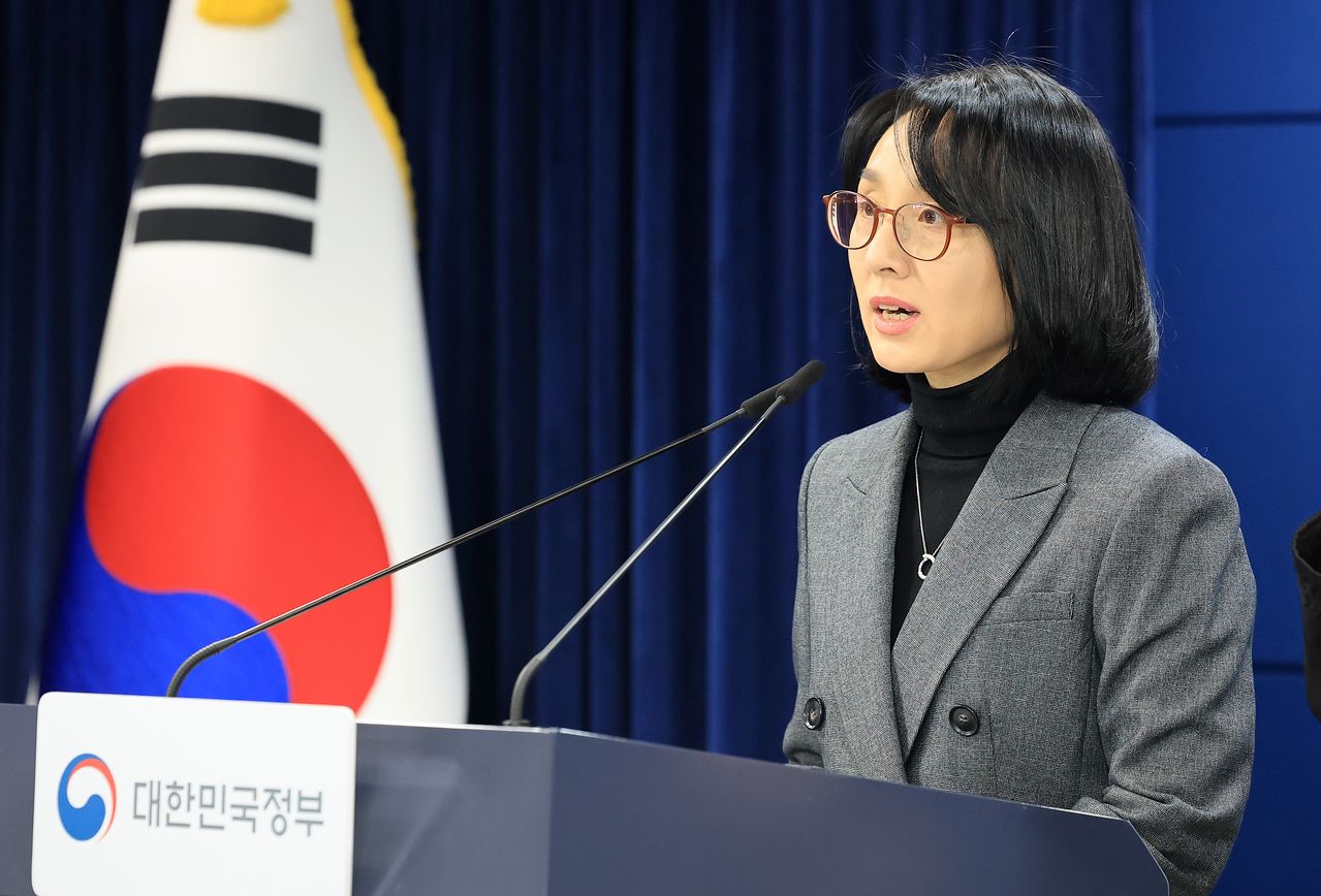 정경실 보건복지부 보건의료정책실장이 13일 서울 종로구 정부서울청사에서 공중보건의사 감소 대비 지역의료 대책 관련 브리핑을 하고 있다. 뉴스1